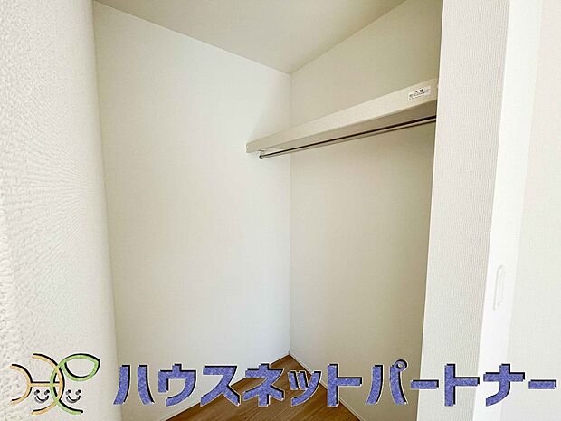 ウォークインクローゼットのメリットは、衣類の他、バッグやアクセサリーなど、身につけるものを一部屋に集めて管理できること。必要なときに見つけやすいです。