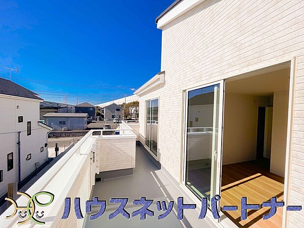 バルコニーから差し込む陽光・通風は、住環境・快適性と共に有り続ける貴重な「財産」です。この新築戸建に住まう事で手に入れるものは、きっと日常にとっても貴重な存在となるはずです。