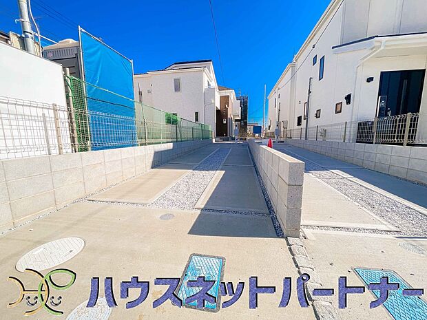 駐車場がある戸建を持つ最大のメリットは、駐車場代金を支払い続ける必要がないことです。賃貸住宅に住んでいる方が、戸建の購入を考えるきっかけに挙げることが多いようです。