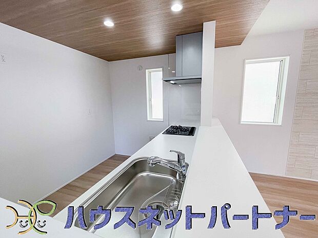 キッチン吊戸棚を無くす事によって、コミュニケーションを重視した設計に致しました。区画によって変わる一体感を、実際にご覧になって頂けましたらと思います。