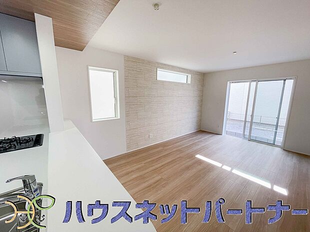 忙しい朝でも家族揃って食事をして頂ける、ゆとりある大きさのダイニングスペース。奥様の手料理をカウンター越しに受けとって頂き、テーブルで囲む素敵な時間を存分にお愉しみ下さい。