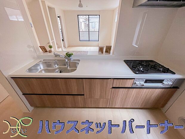 三口コンロで料理の幅を拡げてくれる使いやすいシステムキッチンを採用。洗い場も大きいので野菜や食器を洗ったりする際にも捗り、奥様の強い味方となってくれるはずです。