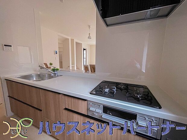 三口コンロで料理の幅を拡げてくれる使いやすいシステムキッチンを採用。洗い場も大きいので野菜や食器を洗ったりする際にも捗り、奥様の強い味方となってくれるはずです。