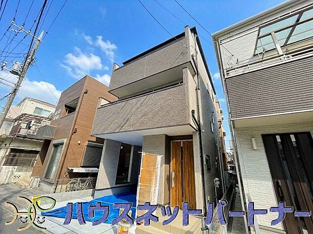 街に溶け合う美しい景観と、採光や風通しを考えて設計された間取り。近隣の視線を考え調整した窓位置など、外観だけでなく、住まうご家族の心地よさを最優先しました。