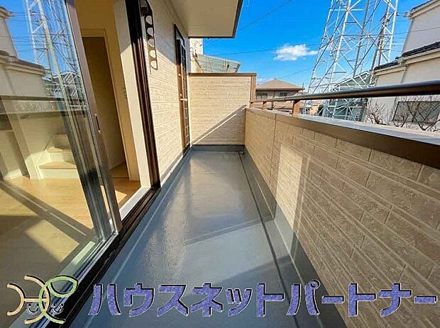 陽当りが良いと、洗濯物が乾きやすいですし、湿気やカビの心配も減るので快適です。寒い冬の日でも、日差しが届くと家の中が暖かくなりますね。