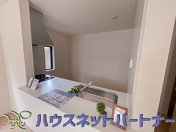 人工大理石のワークトップやシンクは、水を流しただけできれいになったように見えます。白いキッチンは明るく清潔感があり、とっても素敵です。