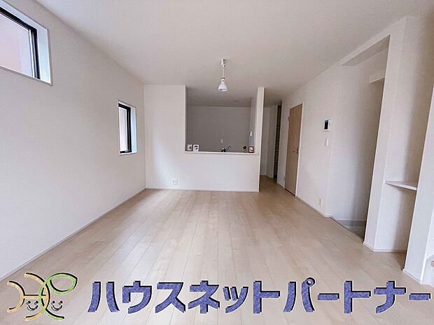リビングは、食事スペースと寛げる場所設けてもまだ余裕の広さ。明るい光が照らしてくれます。