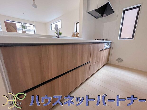 木目調のキッチンは落ち着いた雰囲気で収納もたくさん。嬉しい食洗器付です。汚れも目立ちません。