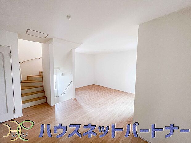 階を移動する際にリビングを通る、リビングイン階段。自然なかたちで家族が集まるため、お子様の個室が1階や3階にある場合でも、毎日の挨拶や会話が増えやすくなります。