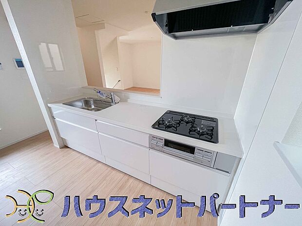 三口コンロで料理の幅を拡げてくれる使いやすいシステムキッチンを採用。洗い場も大きいので野菜や食器を洗ったりする際にも捗り、奥様の強い味方となってくれるはずです。