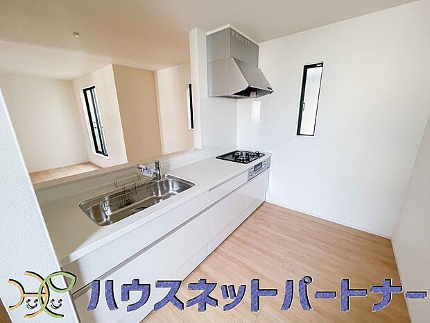 家族の様子を見ながらキッチンでお料理。一日の出来事を会話しながらの家事は嬉しいコミュニケーション。