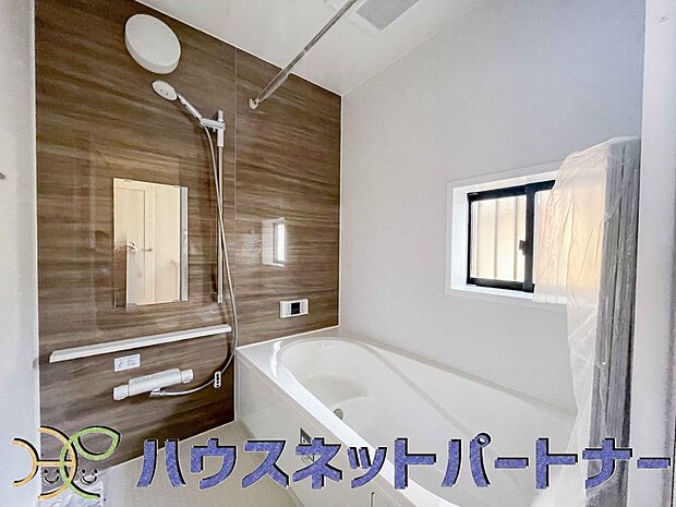 明るい作りの浴室は心も体もリフレッシュさせてくれます。窓もあるので湿気を外へ逃がすことも出来ます。
