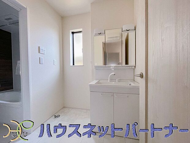 明るい清潔感のある洗面所は、鏡も大きくシンクが広々。朝の支度も楽にこなせます。