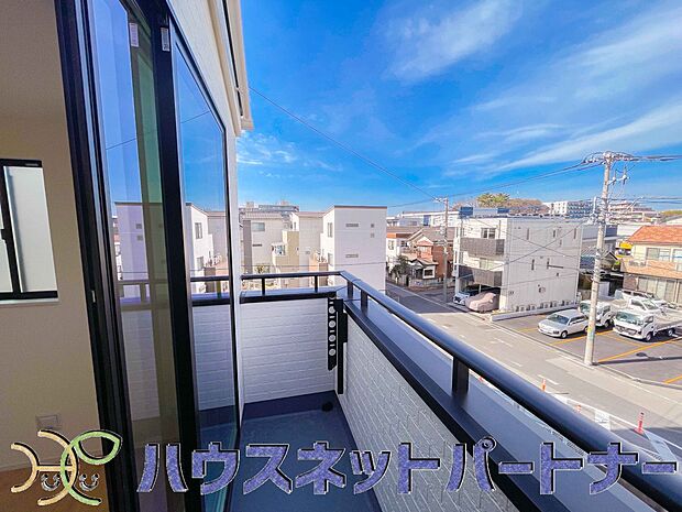 洗濯物を干したり、布団を干したり、ゴミを一時保管したり…　