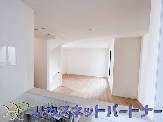 キッチン吊戸棚を無くす事によって、コミュニケーションを重視した設計に致しました。区画によって変わる一体感を、実際にご覧になって頂けましたらと思います。