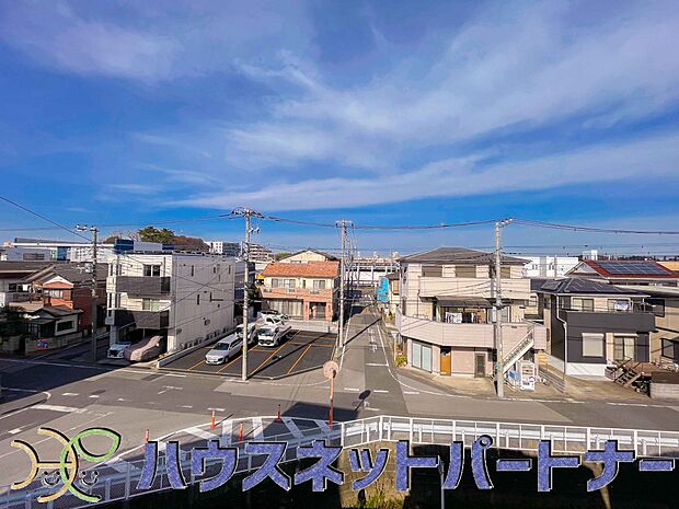 周辺は高い建物が無く、解放感が感じられます。