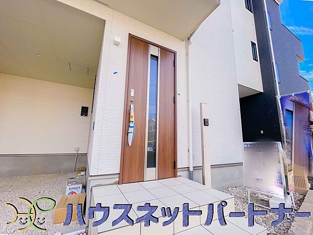 玄関の扉を開けるとそこは家族の待つお家。笑い声が聞こえてきそう。