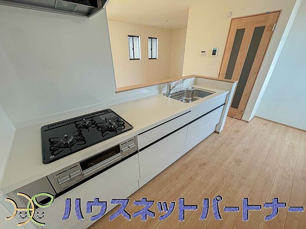 三口コンロで料理の幅を拡げてくれる使いやすいシステムキッチンを採用。洗い場も大きいので野菜や食器を洗ったりする際にも捗り、奥様の強い味方となってくれるはずです。