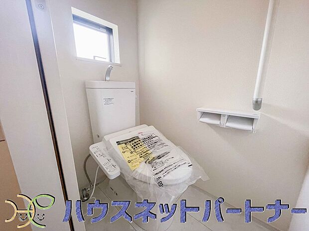 小窓を設置する事により明るく、通気性の良いトイレとなっております。中はゆとりのある大きさを確保しておりますので、ゆったりとお使い頂けます。 