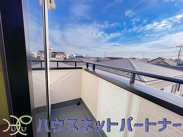 陽当たりの良いバルコニーは清清しい風を室内に送り込んでくれます。快適な生活を楽しめます。