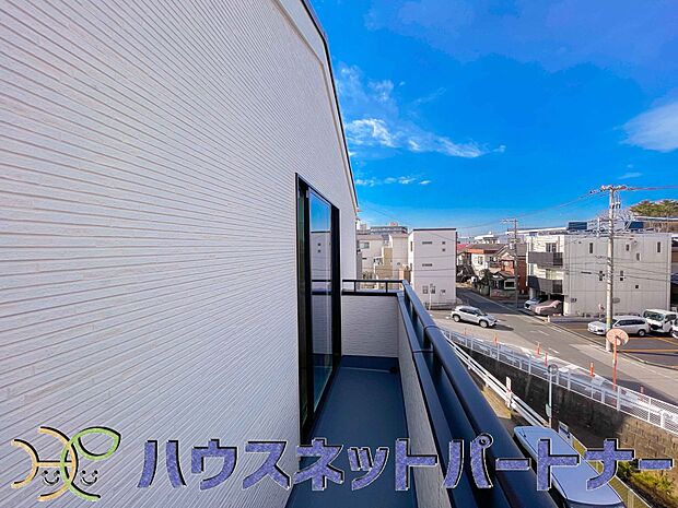 洗濯物を干したり、布団を干したり、ゴミを一時保管したり…　