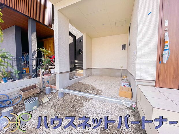 ビルトインガレージは、雨に濡れない。激しい雨の日に買い物から帰ってきたときなど、荷物も自分も濡れずに家の中に入れることは、奥さまにとってもうれしいはず。