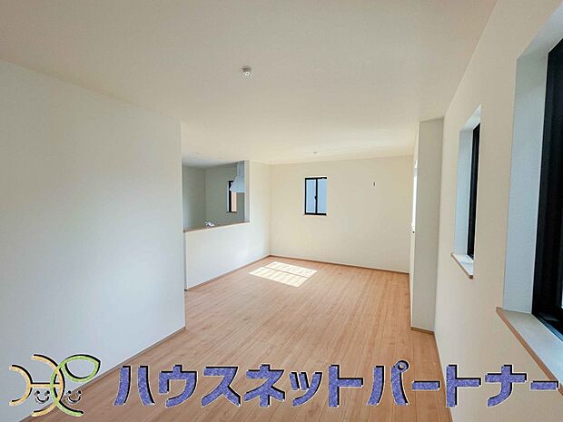 リビングは、食事スペースと寛げる場所設けてもまだ余裕の広さ。明るい光が照らしてくれます。