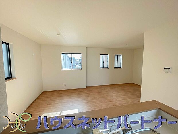 キッチン吊戸棚を無くす事によって、コミュニケーションを重視した設計に致しました。区画によって変わる一体感を、実際にご覧になって頂けましたらと思います。 