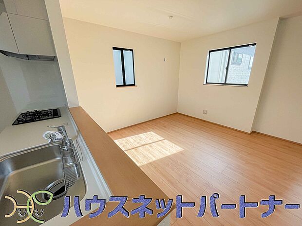 リビングにいるお子様と会話をしながら家事ができるカウンターキッチン。いま手があいているか、忙しそうなのか相手の様子を伺いながらコミュニケーションをとる訓練にもなります。