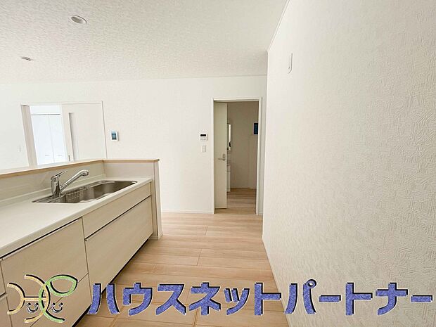 調理器具や食器などの小物がいっぱいのキッチン。少し気を抜くとすぐにごちゃごちゃしてしまいますよね。そんなお悩みをスッキリ解決してくれるものが、キッチン収納です。