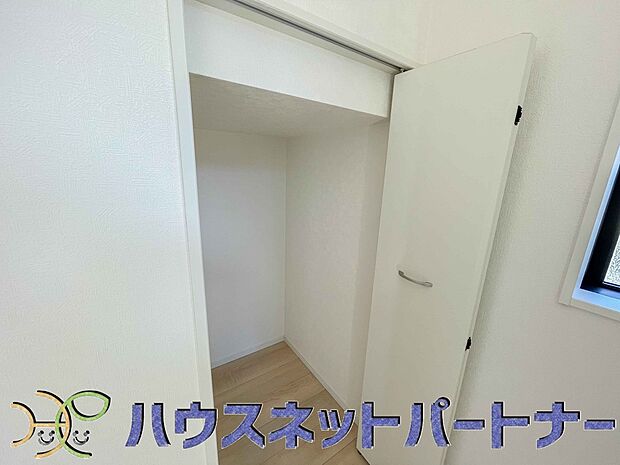 各所に配置された収納スペースは、洋服や小物はもちろんのこと、掃除機や日用予備品・お子様のおもちゃなど様々な物を収納して頂ける便利なスペースです。 