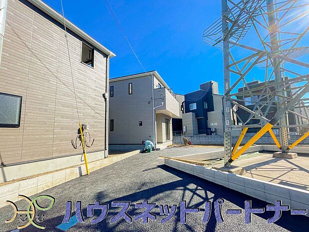 前面道路の日当たりの良い明るいお家。