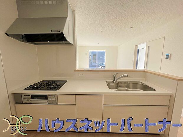 三口コンロで料理の幅を拡げてくれる使いやすいシステムキッチンを採用。洗い場も大きいので野菜や食器を洗ったりする際にも捗り、奥様の強い味方となってくれるはずです。
