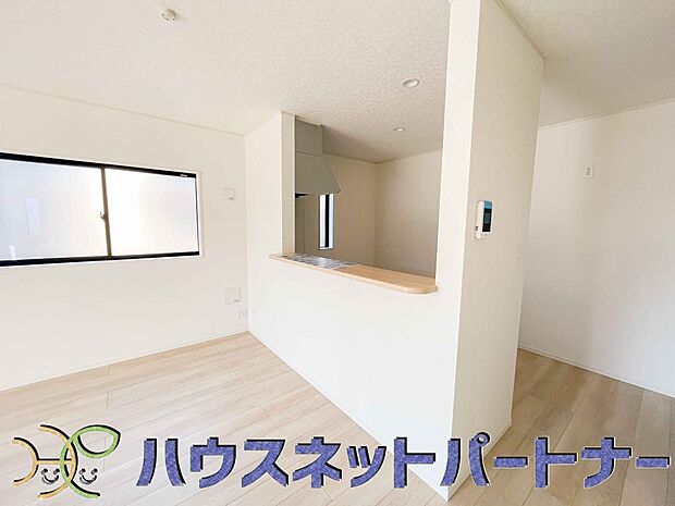 キッチンカウンターがあると配膳が楽なことがメリットの一つ。後片付けをするときも、ダイニングテーブルからあまり動かずに流し台へ運ぶことができるので便利です♪