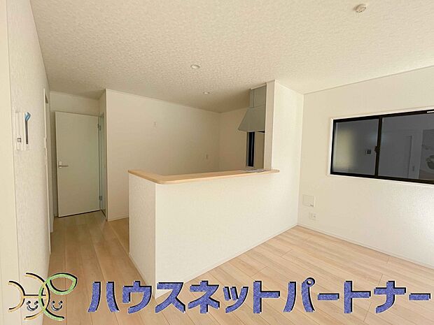 お料理できたらカウンターから手渡しができます。家族で会話をしながらお料理を楽しく。