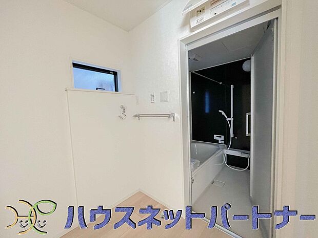 毎日使う洗濯機。しっかりと奥行きのある置き場が確保されています。