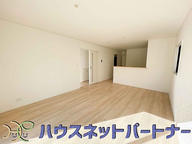 リビングは、食事スペースと寛げる場所設けてもまだ余裕の広さ。明るい光が照らしてくれます。