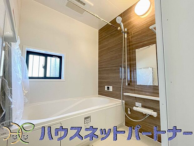 冬場にはヒヤッとしないように暖房機能、梅雨の時期には乾燥等、機能的で清潔感溢れる浴室。快適・清潔な空間で心も体もオフになる時間を楽しむことが可能です。