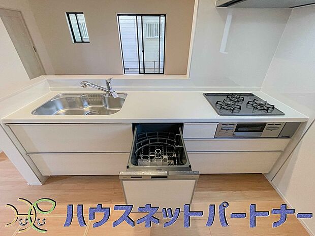 食洗機完備なので冬場の冷たい洗い物や忙しい主婦だからこそ食洗機をかけてる間に他の家事をこなすこともできちゃいますね。