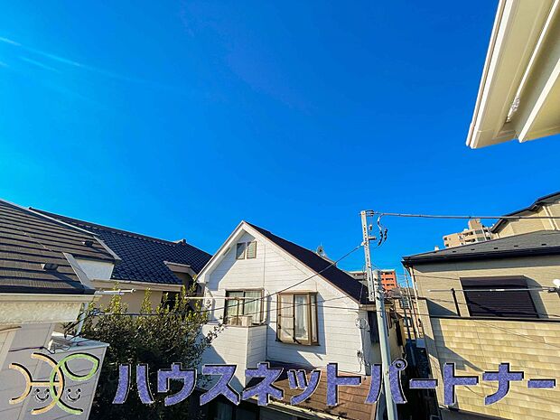 周辺は高い建物が無く、解放感が感じられます。