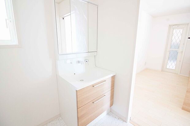 大きく見やすい三面鏡で清潔感ある洗面台は、身だしなみチェックや肌のお手入れに最適です。何かと物が増える場所だからこそ、スッキリと見映えの良い空間に拵えました。