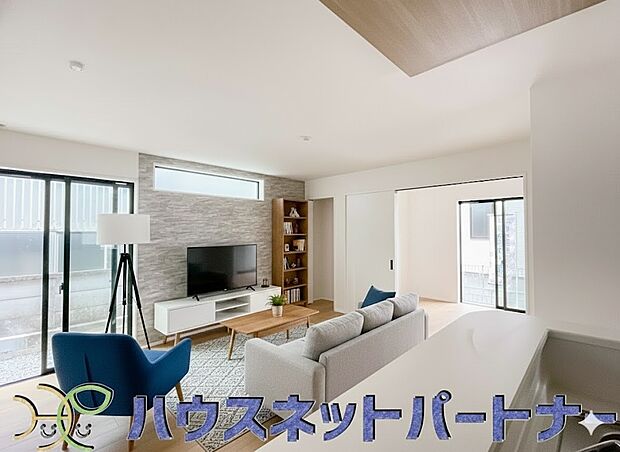 太陽の光が照らす明るいリビングは、開放感があり通風・採光に優れ、心地よい光と風が舞い込んできます。心休まるリビングは何よりも快適な時間を過ごせます。
