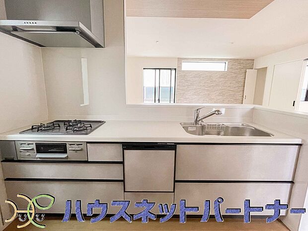 家族の様子を見ながらキッチンでお料理。一日の出来事を会話しながらの家事は嬉しいコミュニケーション。