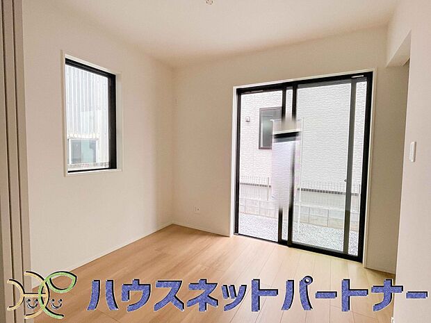 ベッドを置いて主寝室をイメージ。それでも広々してますね。