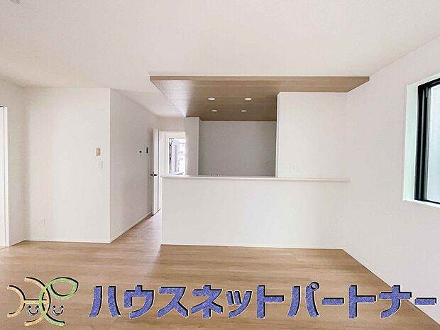 キッチンカウンターがあると配膳が楽なことがメリットの一つ。後片付けをするときも、ダイニングテーブルからあまり動かずに流し台へ運ぶことができるので便利です♪