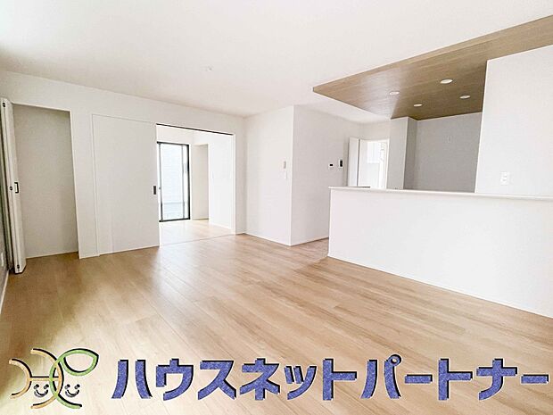 リビングは、食事スペースと寛げる場所設けてもまだ余裕の広さ。明るい光が照らしてくれます。