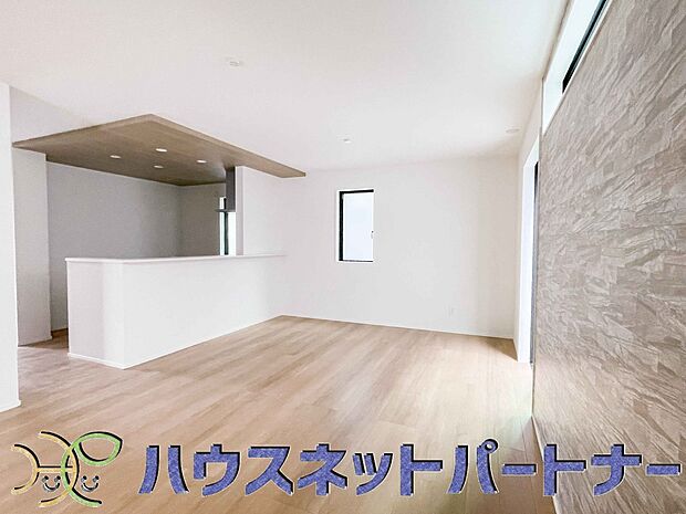 明るく開放的なオープンキッチン。家族とのコミュニケーションが取りやすく、みんなの笑顔が溢れます。