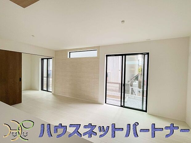 通風・採光に優れ、心地よい光と風が溢れています。 贅沢で豊かな居住性と、プライドを満たすクオリティが見事に調和した住空間。新築ならではの快適なひとときをご体感頂ける筈です。