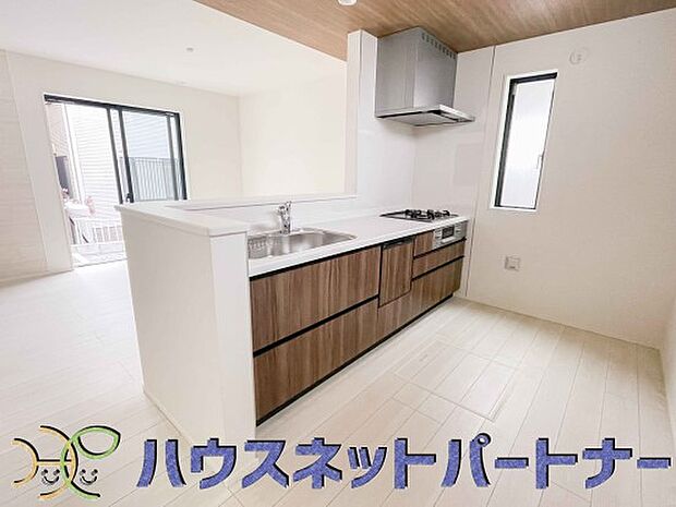 カウンターキッチンは広くて収納力もあるので、快適に料理をすることができます。食器や炊事用具を手の届くところに配置しやすいため調理もスピーディーです。