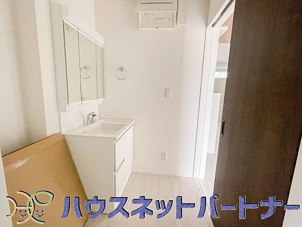 大きく見やすい三面鏡で清潔感ある洗面台は、身だしなみチェックや肌のお手入れに最適です。何かと物が増える場所だからこそ、スッキリと見映えの良い空間に拵えました。